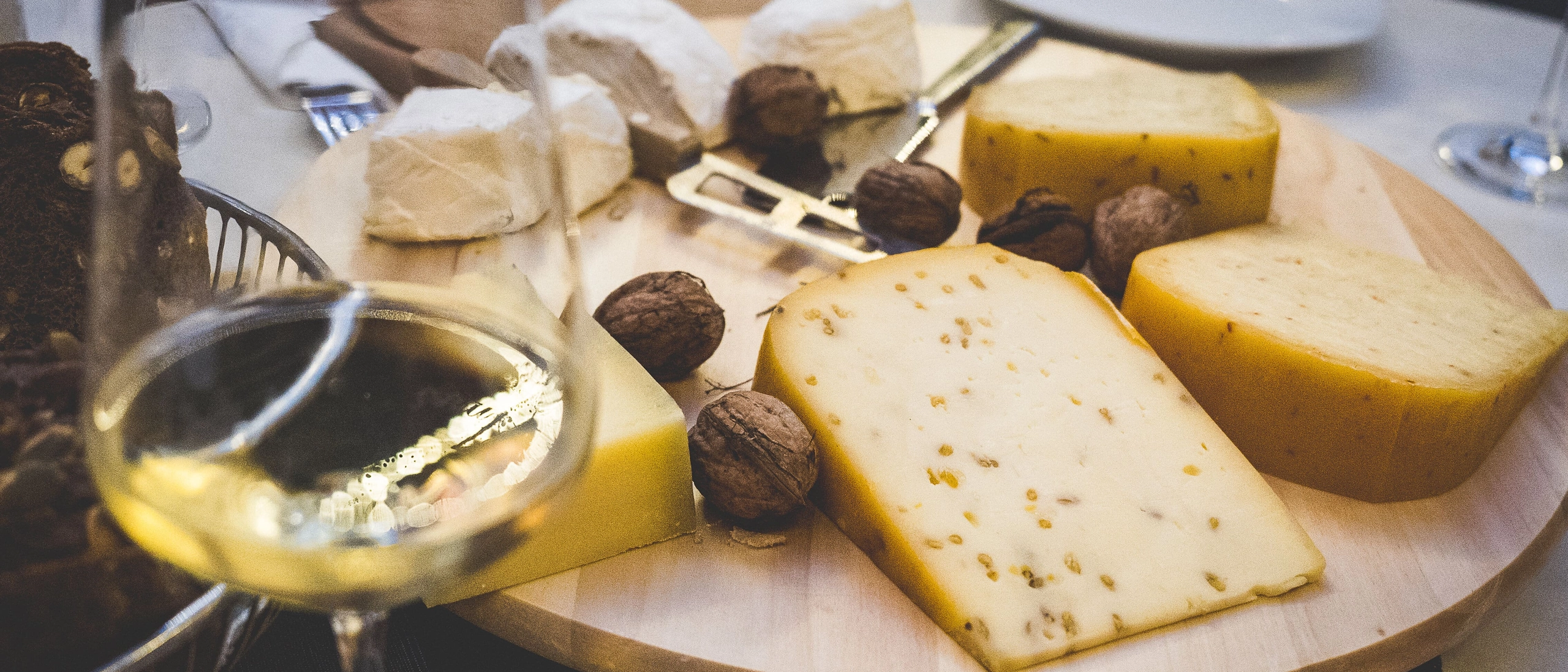 winzervesper-käse-wein Winzer Vesperplatte mit Käse, Trauben und Brot und dazu einen guten Moselriesling