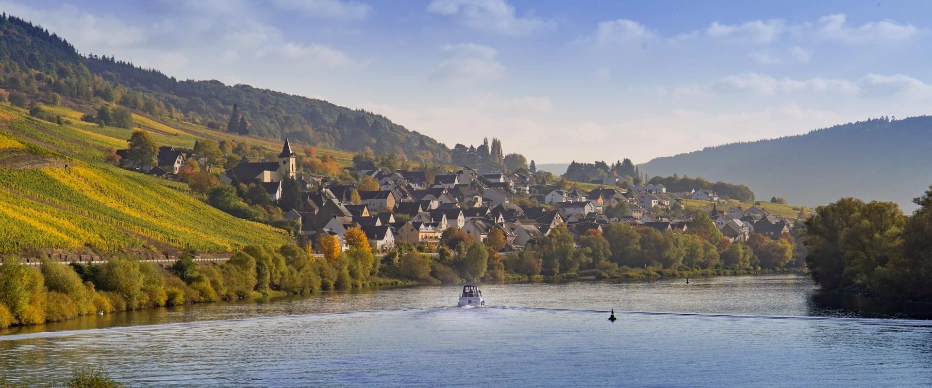Ortsbild von Burg mit Blick von der Mosel auf den Weinort.