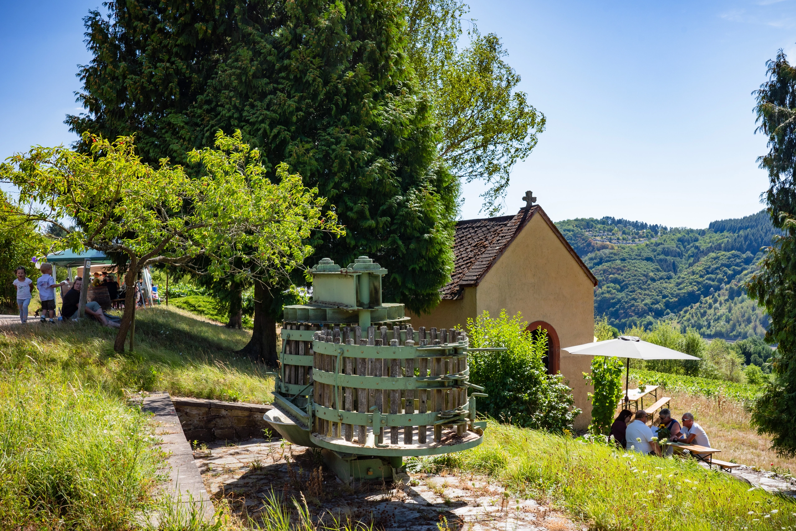 Weinbaugeräte bei der Marienkapelle in Burg an der Mosel